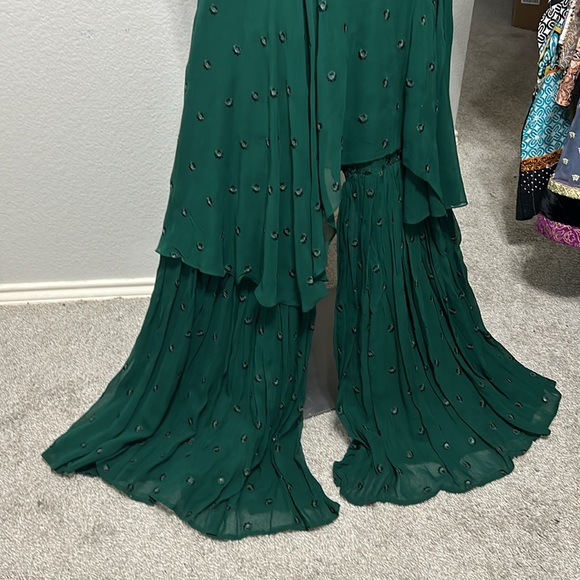 Kurta kameez sleeveless top. Emerald Green 2 piece thread embroidery. Sharara S - Picture 7 of 17